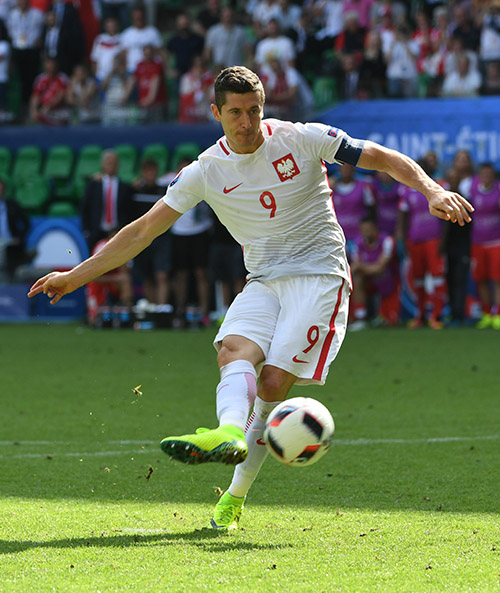 莱万多夫斯基在法国队比赛中绝杀，官方发布新规引发热议！