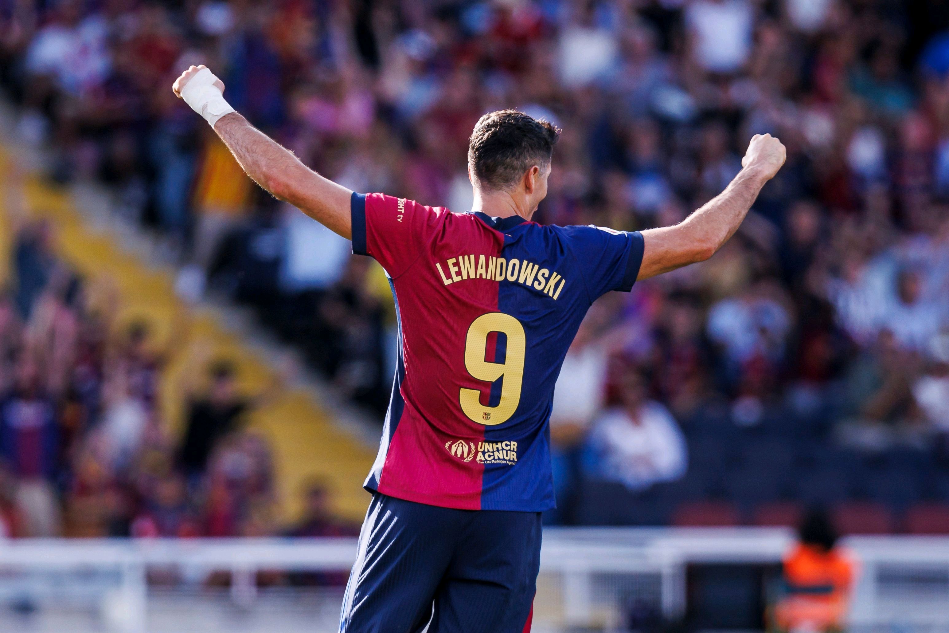 莱万多夫斯基伤愈复出，逆转首场表现抢眼，澳大利亚队球迷欢呼！的简单介绍